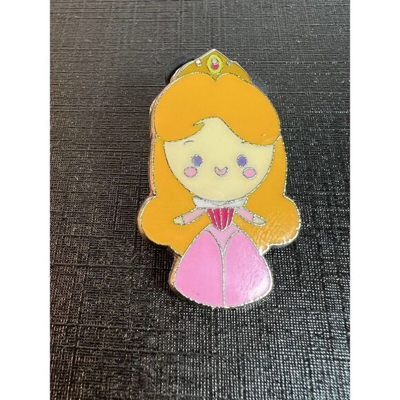 Disney Trading Pin Aurora Sleeping Beauty Princess Pink Dress Gown Crown - Picture 1 of 4